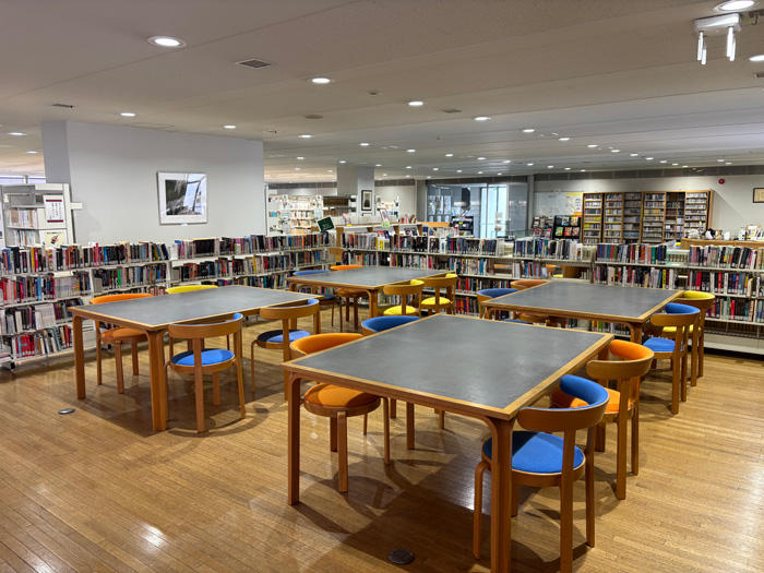 湘南藤沢中高図書室1