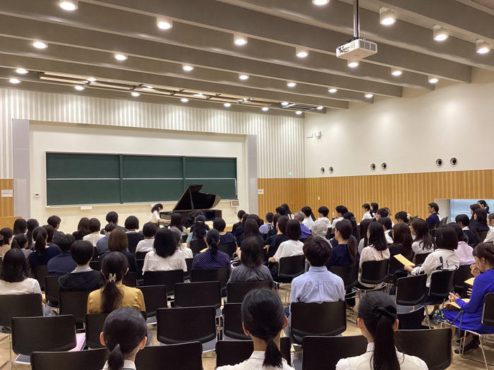 演奏に聴き入る観客