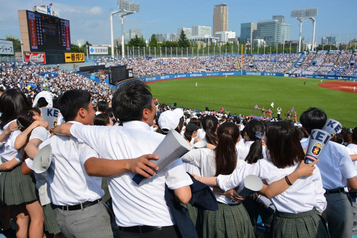得点に肩を組んで「若き血」を歌う湘南藤沢中高の4年生