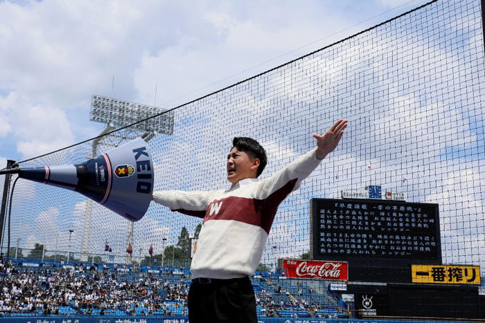 早稲田大学の応援部員が慶應応援席で「早慶讃歌」を指揮